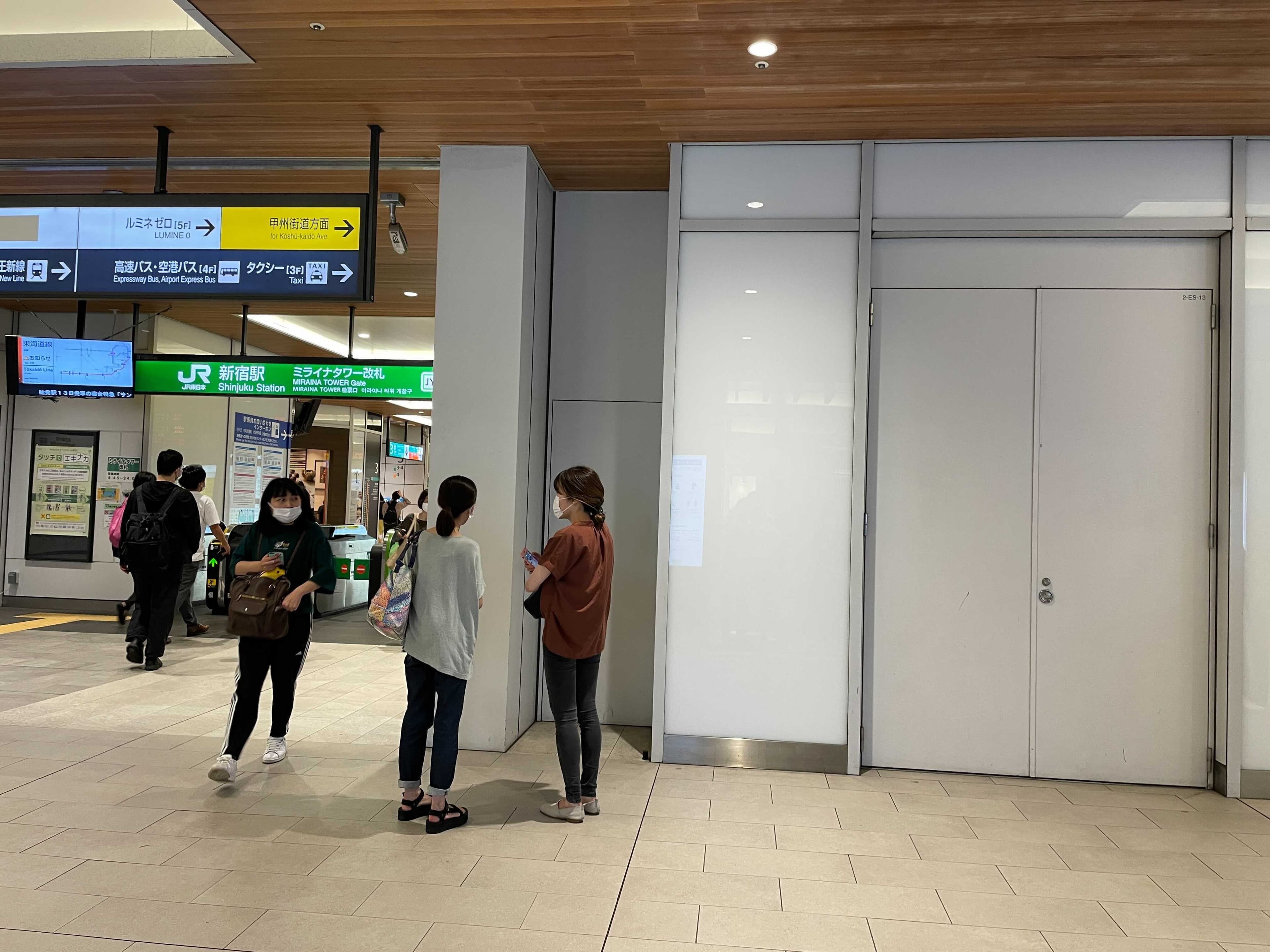 【新宿駅】スイーツなどの食物販や飲料、グロサリーなどの催事に適した新宿駅ミライナタワー改札脇のイベントスペース(改札外)1